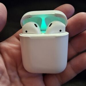 🔥 Authentic Apple Airpods 2nd generation. Very good condition